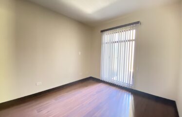 Venta de apartamento en condominio en Santa Ana (con inquilino)