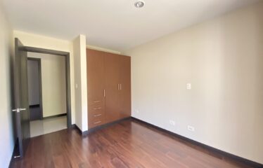 Venta de apartamento en condominio en Santa Ana (con inquilino)