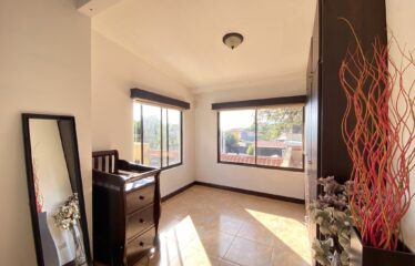 Venta de casa en condominio en La Uruca (con inquilino)