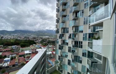 Alquiler de apartamento amoblado en condominio en La Sabana