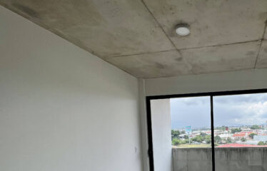 Se alquila apartamento en condominio en la Uruca