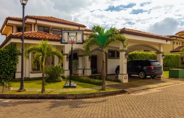 Venta de casa en condominio en La Ribera Belén Heredia