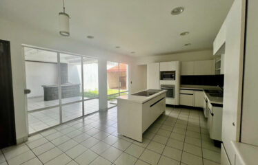 Alquiler de casa en Sabana Sur (uso de suelo mixto)