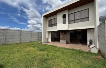 Alquiler de casa en Urbanizacion Las Flores en Heredia