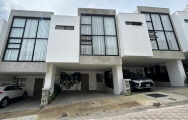 Venta de Casa en Condominio Guachipelín Norte