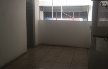 Alquiler de local esquinero en importante zona comercial de San José.