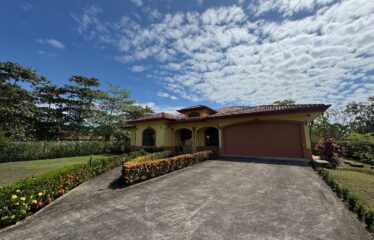 Venta de casa en urbanización en Playa Bejuco, Puntarenas.