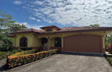 Venta de casa en urbanización en Playa Bejuco, Puntarenas.