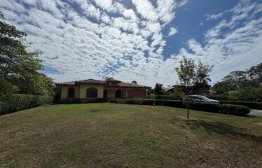 Venta de casa en urbanización en Playa Bejuco, Puntarenas.