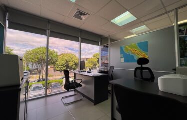 Alquiler de oficinas en Centro Comercial Lindora, Santa Ana.