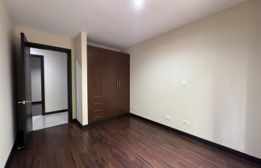 Modern Garden Apartament en Brasil de Santa Ana – Comodidad y Naturaleza