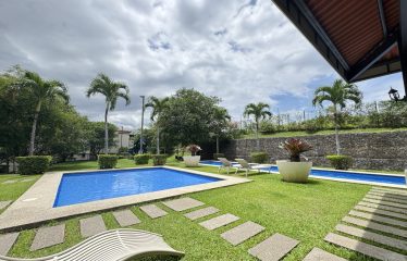 Modern Garden Apartament en Brasil de Santa Ana – Comodidad y Naturaleza