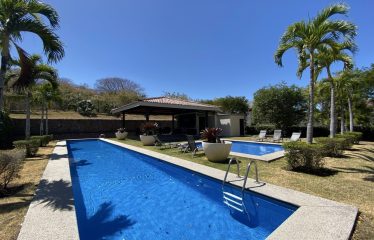 Modern Garden Apartament en Brasil de Santa Ana – Comodidad y Naturaleza