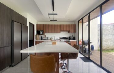 Venta de casa en Urbanización Las Flores en Heredia