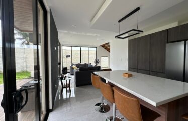Venta de casa en Urbanización Las Flores en Heredia