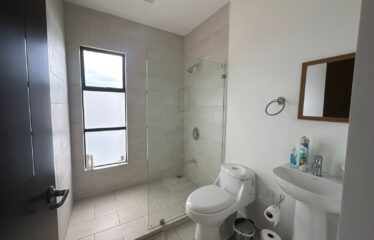 Venta de casa en Urbanización Las Flores en Heredia