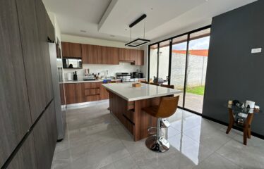 Venta de casa en Urbanización Las Flores en Heredia