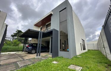 Venta de casa en Urbanización Las Flores en Heredia