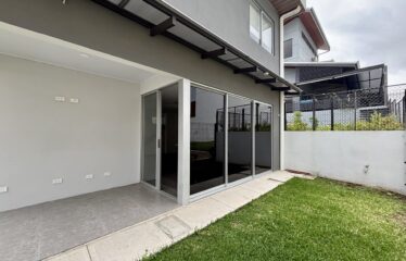 Venta de casa en condominio en Brasil de Santa Ana.