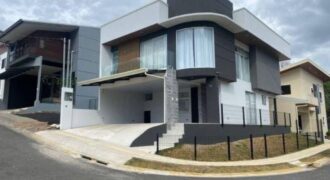 House for sale in a condominium in Brasil de Santa Ana.
