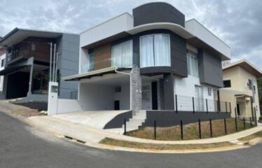 Venta de casa en condominio en Brasil de Santa Ana.