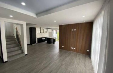 Venta de casa en condominio en Brasil de Santa Ana.