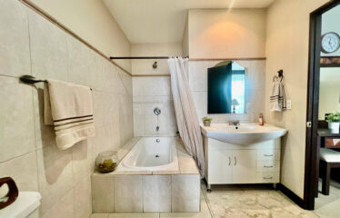 House for sale in condominium in Rohrmoser.