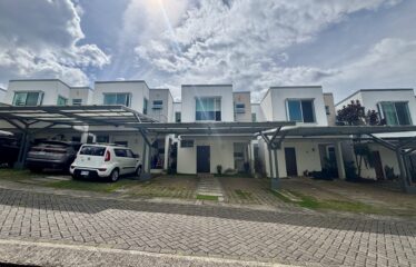 House for sale in a condominium in Lomas de Ayarco, Curridabat.