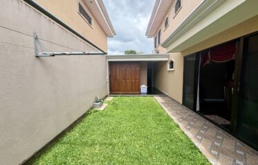 Venta de Condominio con 3 apartamentos en Lomas de Ayarco, Curridabat