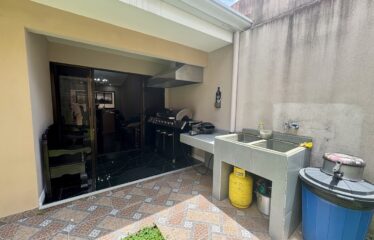 Venta de Condominio con 3 apartamentos en Lomas de Ayarco, Curridabat