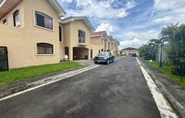 Venta de Condominio con 3 apartamentos en Lomas de Ayarco, Curridabat