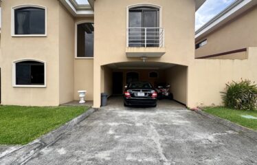 Venta de Condominio con 3 apartamentos en Lomas de Ayarco, Curridabat