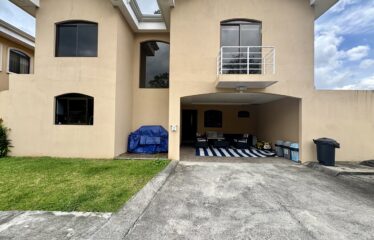Venta de Condominio con 3 apartamentos en Lomas de Ayarco, Curridabat