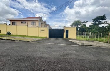 Venta de Condominio con 3 apartamentos en Lomas de Ayarco, Curridabat