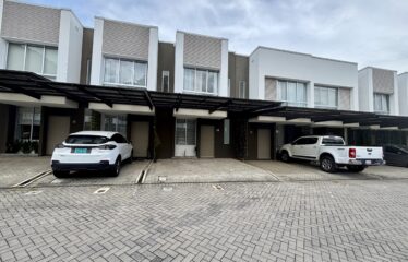 Alquiler de apartamento en condominio en Santa Ana.