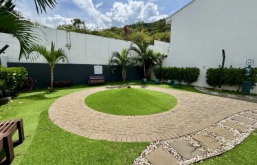 Alquiler de apartamento en condominio en Santa Ana.