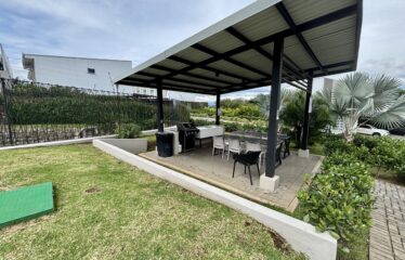 Alquiler de apartamento en condominio en Santa Ana.