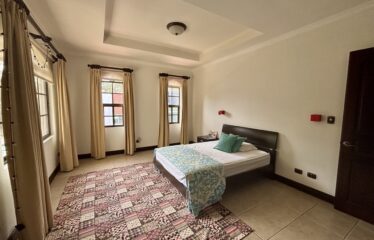 Alquiler de casa en condominio en Rio Oro, Santa Ana.