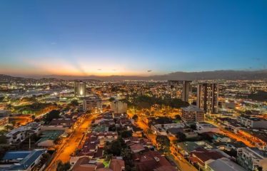Venta de apartamento en Cosmopolitan Tower – Atardeceres Únicos y Balcón Privado en Rohrmoser