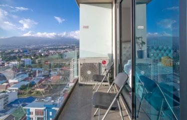 Venta de apartamento en Cosmopolitan Tower – Atardeceres Únicos y Balcón Privado en Rohrmoser