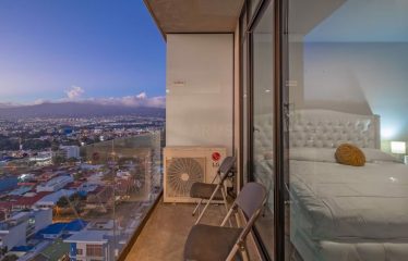 Venta de apartamento en Cosmopolitan Tower – Atardeceres Únicos y Balcón Privado en Rohrmoser