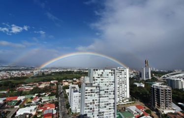 Venta de apartamento en Cosmopolitan Tower – Atardeceres Únicos y Balcón Privado en Rohrmoser