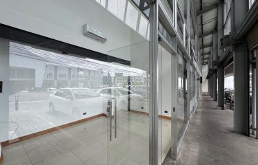 Local Comercial en Escazú: Showroom de Doble Altura