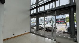 Local Comercial en Escazú: Showroom de Doble Altura