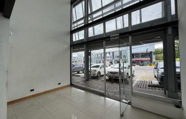 Local Comercial en Escazú: Showroom de Doble Altura