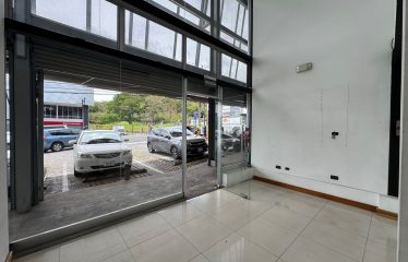 Local Comercial en Escazú: Showroom de Doble Altura