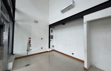 Local Comercial en Escazú: Showroom de Doble Altura