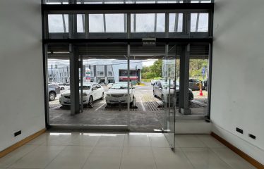 Local Comercial en Escazú: Showroom de Doble Altura